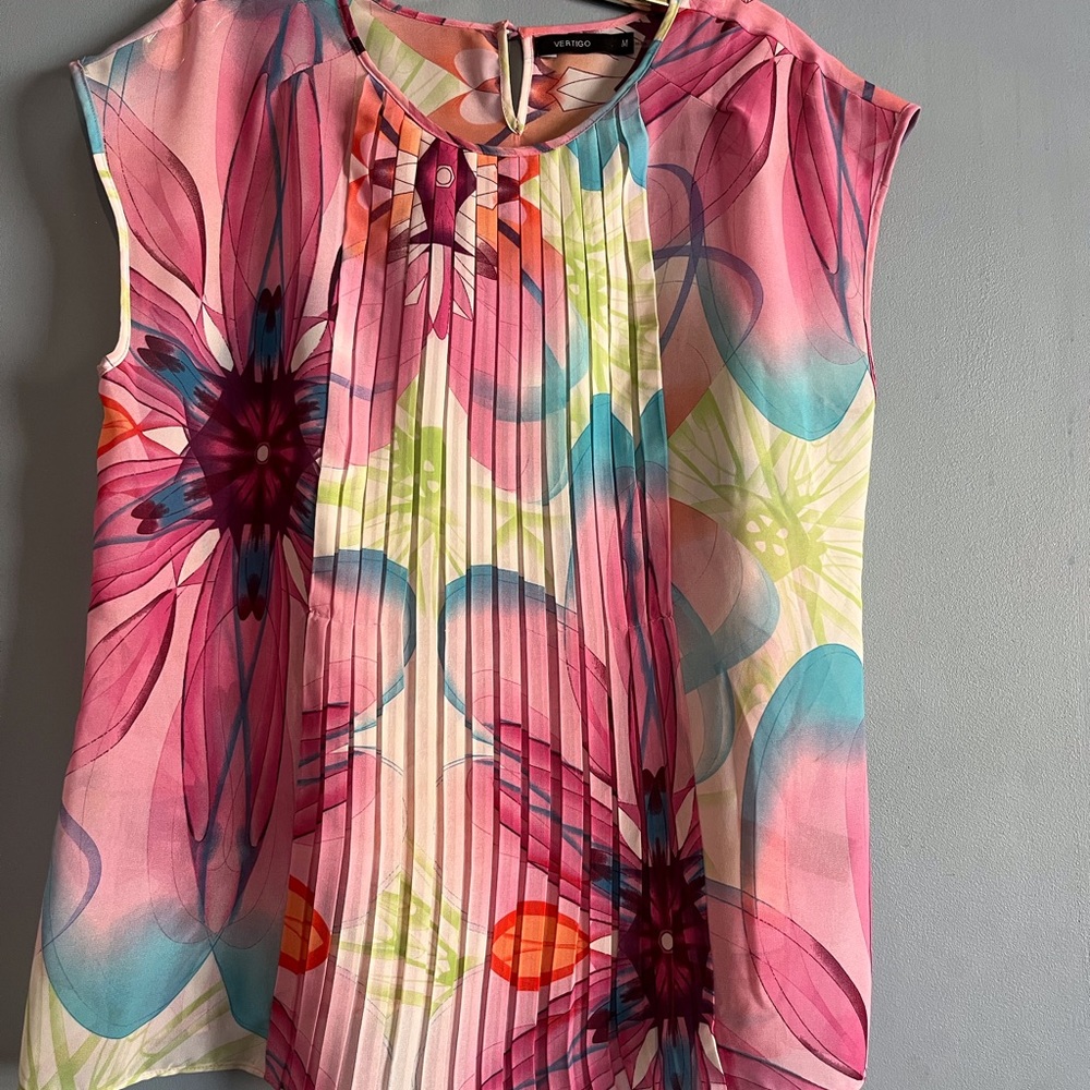 SELLING VERTIGO TOP FOR WOMEN SIZE MEDIUM COLOR FLORAL PATTERN SLEEVELESS BNWOT - Picture 11 of 13